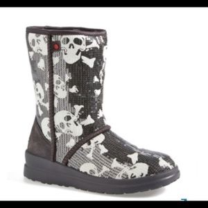UGG  “I heart kisses”  short boots